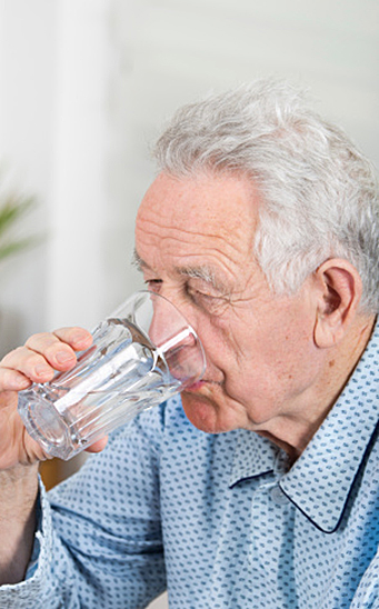 Tomando agua